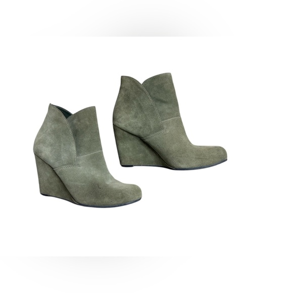 lauren blackwell Shoes - Women’s (Size 8) slip in, Suede Olive  Green Wedge Ankle Booties- EUC